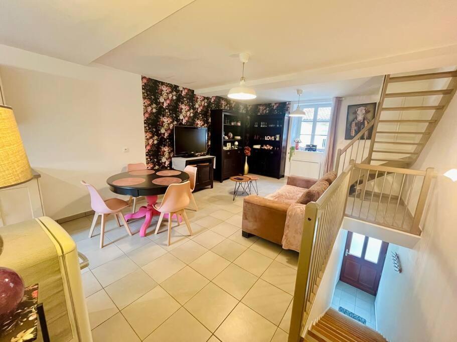 Magnifique Maison De Ville Morestel Extérieur photo